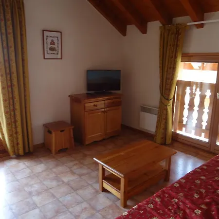 La Combe Apartment *