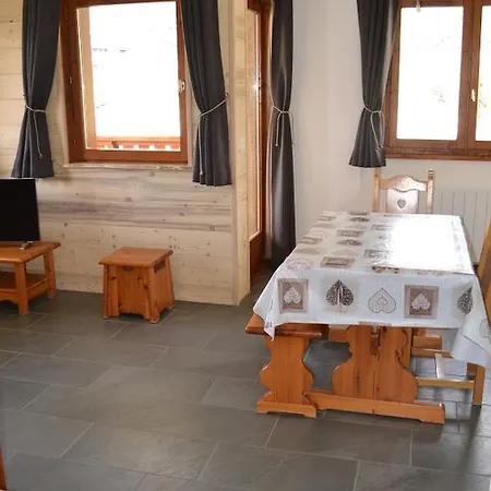 La Combe Apartment *